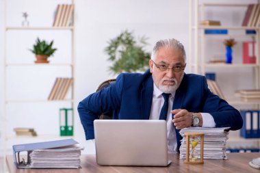 Zaman yönetimi konseptinde eski bir işadamı