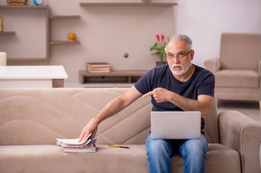 Yaşlı adam salgın sırasında evden çalışıyor.