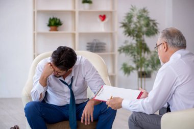 Genç işadamı yaşlı psikoloğu ziyaret ediyor