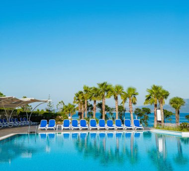 Açık havada güzel bir yüzme havuzu, açık yaz gününde.