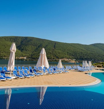 Açık havada güzel bir yüzme havuzu, açık yaz gününde.