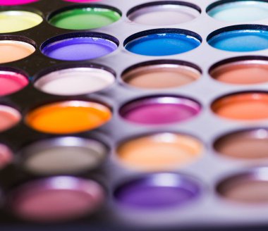 Makyaj için renkli gölgeler beyaz üzerine izole edilmiş