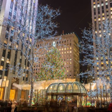 New York - 20 Aralık 2013: Rockefeller Center 20 Aralık ABD'de, New York Noel ağacı. ABD'de en ünlü Noel ağacı Noel ağacı Rockefeller Merkezi olduğunu