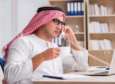 Ofiste çalışan Arap işadamı.