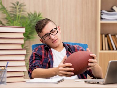 Beyzbol oynamayı ders çalışmaya tercih eden genç öğrenci.