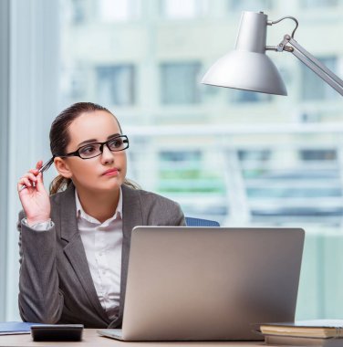 Ofiste çalışan genç asistan.