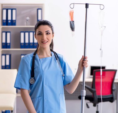Enfüzyon konseptinde genç bayan doktor.