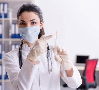 Enfüzyon konseptinde genç bayan doktor.