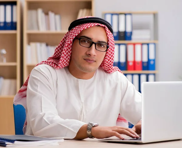 Den Arabiska Affärsmannen Som Arbetar Kontoret — Stockfoto