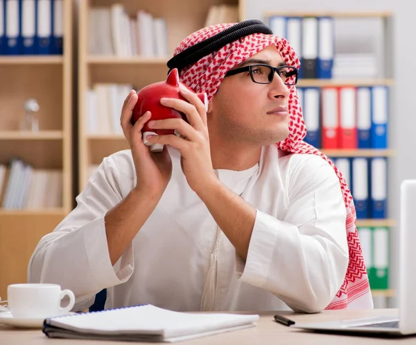 Den Arabiska Affärsmannen Som Arbetar Kontoret — Stockfoto
