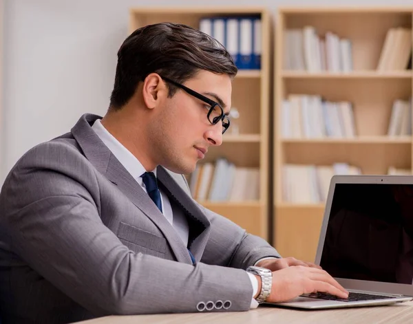 Den Unga Stilige Affärsmannen Som Jobbar Kontoret — Stockfoto