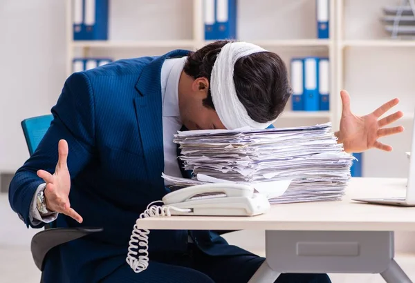 The head injured male employee working in the office