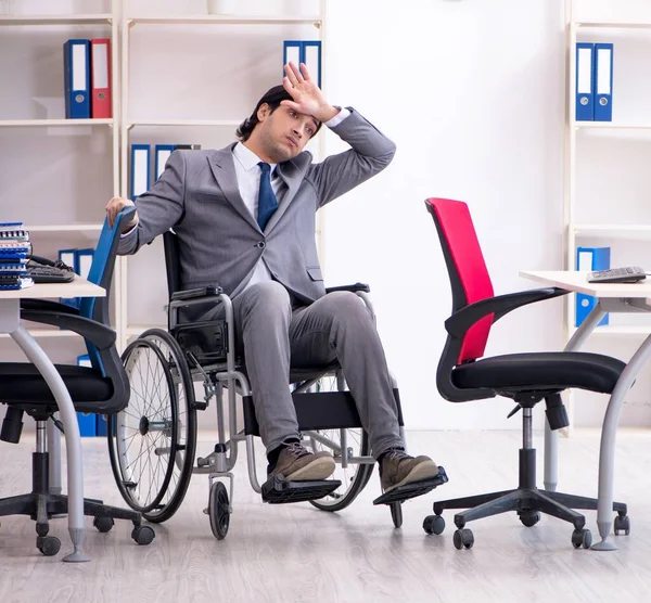 Jovem Bonito Empregado Cadeira Rodas Que Trabalha Escritório — Fotografia de Stock