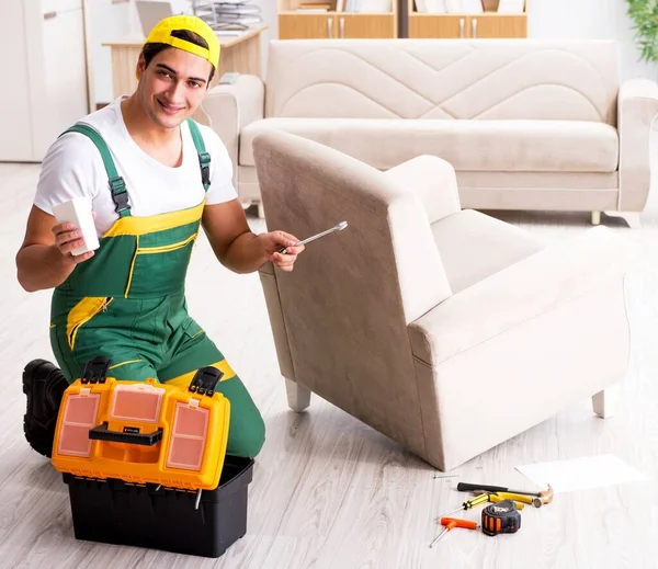 Reparador Muebles Reparando Sillón Casa — Foto de Stock