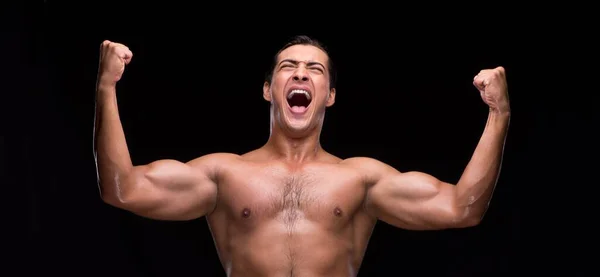 Der Zerrissene Muskulöse Mann Auf Schwarzem Hintergrund — Stockfoto