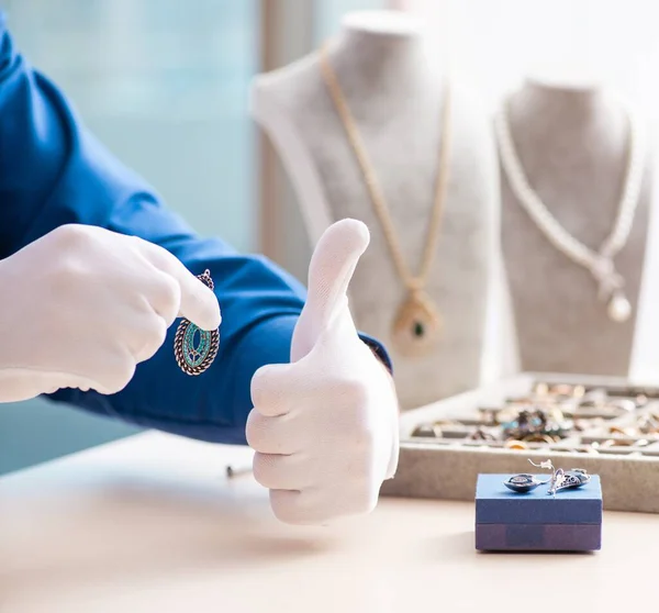 Jovem Joalheiro Trabalhando Sua Oficina — Fotografia de Stock