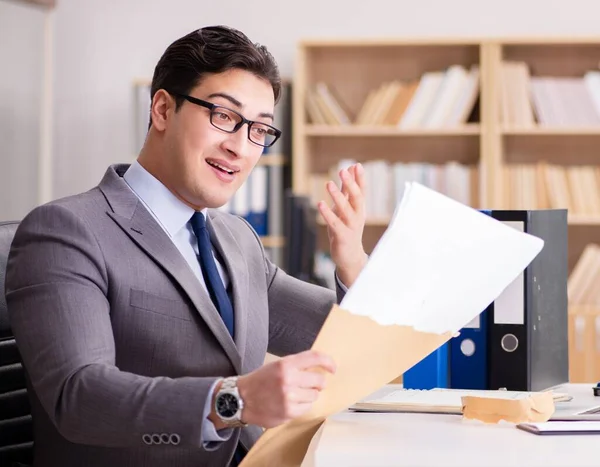 Uomo Affari Che Riceve Lettera Ufficio — Foto Stock