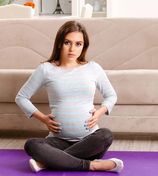 Młoda Kobieta Ciąży Robi Sport Ćwiczenia Domu — Zdjęcie stockowe