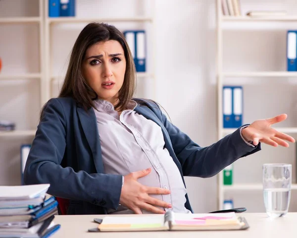 Jeune Femme Enceinte Qui Travaille Bureau — Photo