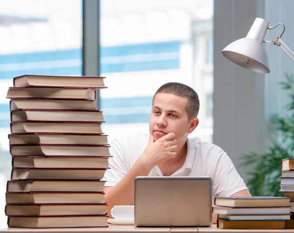 Jovem Estudante Preparando Para Exames Escolares — Fotografia de Stock