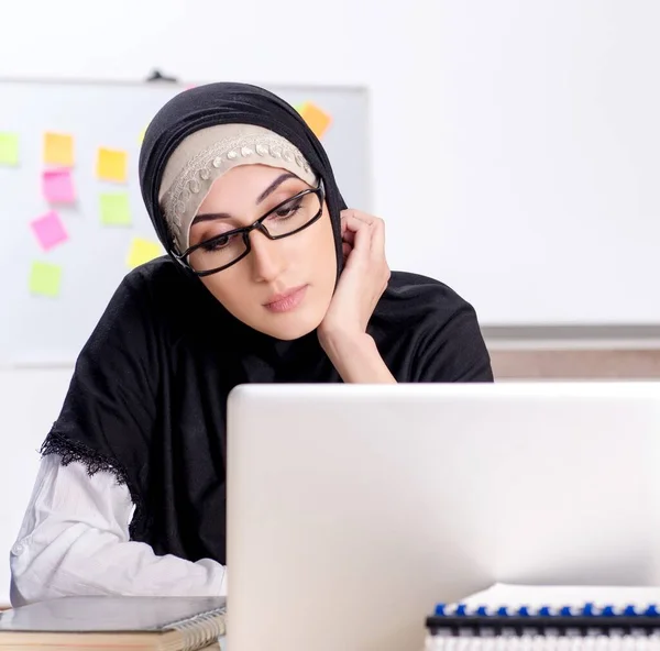 Работница Хиджаба Работающая Офисе — стоковое фото