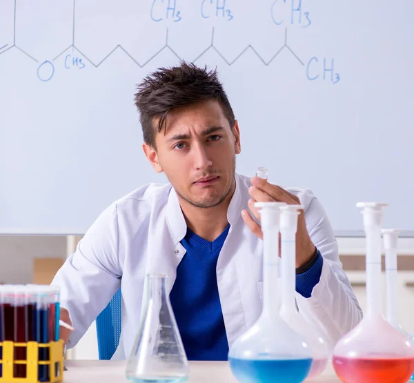 Joven Químico Sentado Laboratorio — Foto de Stock