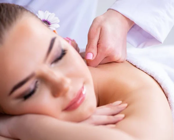 Vrouw Tijdens Massage Sessie Spa — Stockfoto