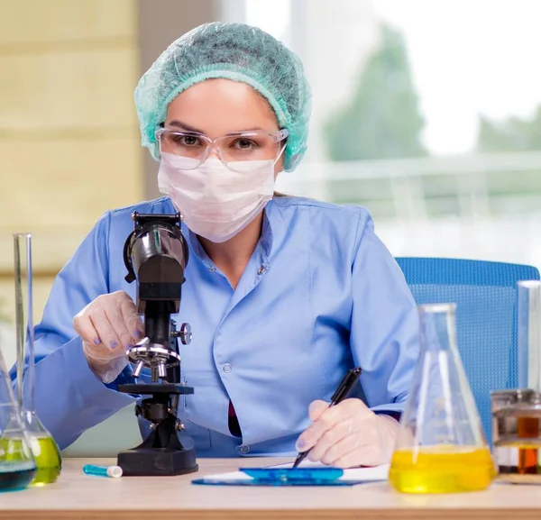 Mujer Química Que Trabaja Laboratorio — Foto de Stock