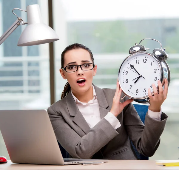 Zakenvrouw Houdt Zich Niet Aan Uitdagende Deadlines — Stockfoto