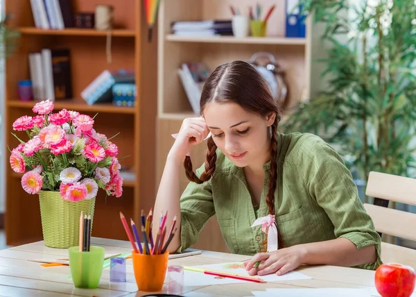 Das Junge Mädchen Zeichnet Bilder Hause — Stockfoto