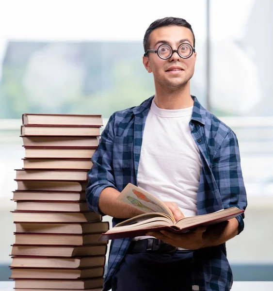 Jovem Estudante Preparando Para Exames Escolares — Fotografia de Stock