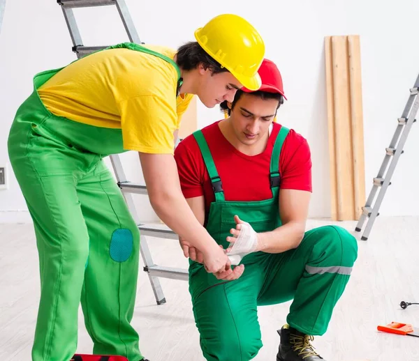 Lavoratore Infortunato Suo Compagno Lavoro — Foto Stock