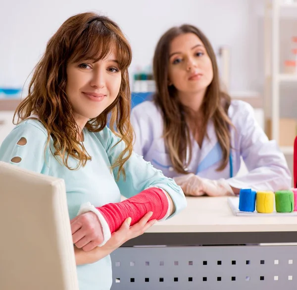 Medico Traumatologo Femminile Bendaggio Paziente Femminile — Foto Stock