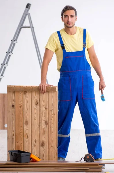 在室内工作的年轻男性承包商 — 图库照片