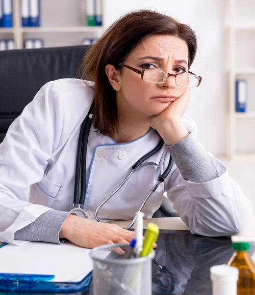 Doctora Anciana Que Trabaja Clínica — Foto de Stock