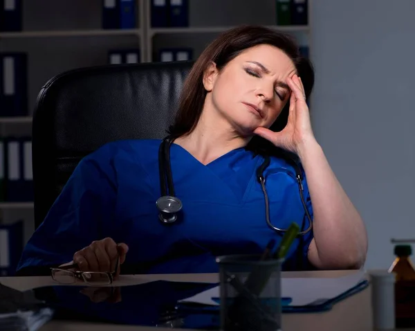 Médica Idosa Que Trabalha Turno Noite — Fotografia de Stock