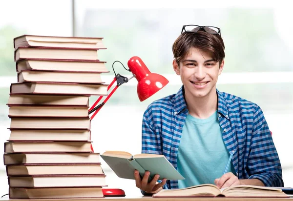 Estudiante Con Muchos Libros Preparándose Para Los Exámenes —  Fotos de Stock