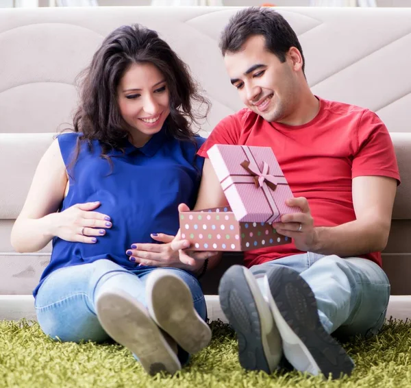 Young Couple Family Expecting Baby — Stock Photo, Image