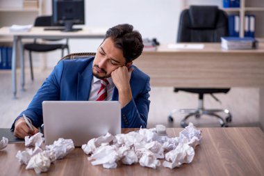 Beyin fırtınası konseptinde genç işadamı