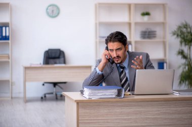 İş yerinde çalışan genç bir işadamı