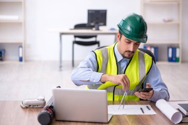 Ofiste çalışan genç mimar.