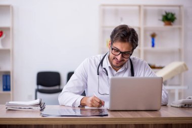 Hastanede çalışan genç bir doktor.