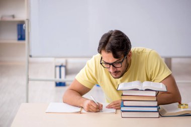 Sınıfta sınava hazırlanan genç bir öğrenci.