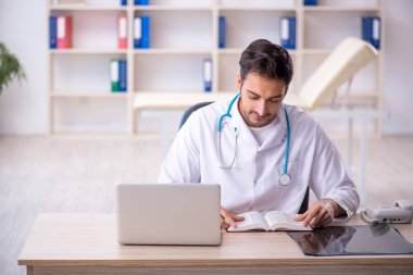 Klinikte çalışan genç bir doktor.