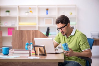 Genç tasarımcı ofiste çalışıyor.