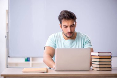 Telekulasyon konseptinde genç öğrenci