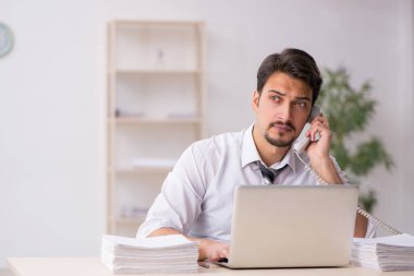 Genç işadamı ofisteki aşırı işten memnun değil.