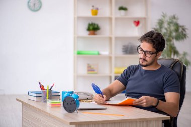 Genç tasarımcı ofiste çalışıyor.
