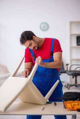 Atölyede çalışan genç marangoz.