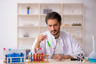 Laboratuvarda çalışan genç bir kimyager.